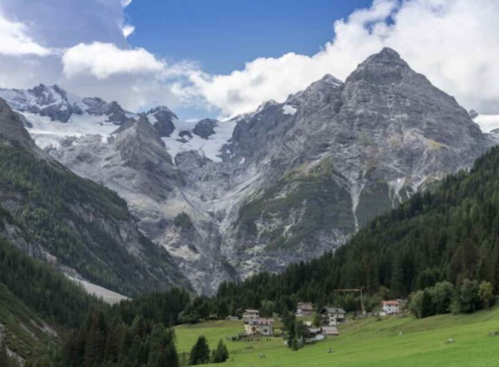 Situato a 845 metri di altitudine, il lago è incastonato tra le imponenti Dolomiti di Brenta e il massiccio della Paganella,