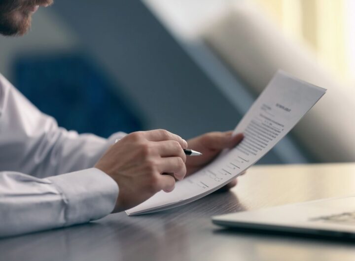 Uomo legge documento