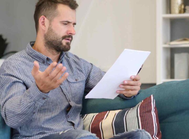 Uomo legge documento