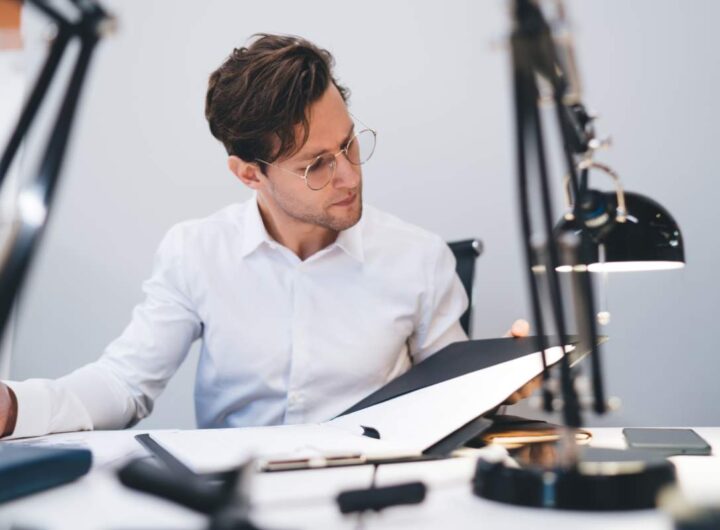 Uomo legge documento