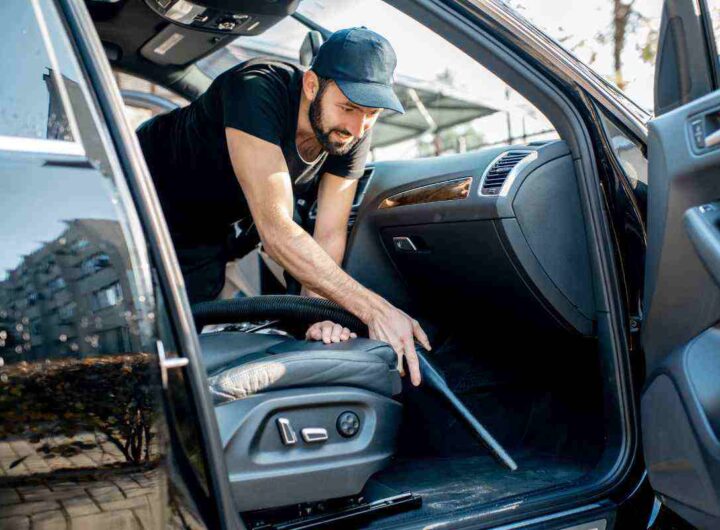 Sedili dell’auto pieni di sabbia? Ecco il trucco facile e veloce per pulirli, ecco di che si tratta