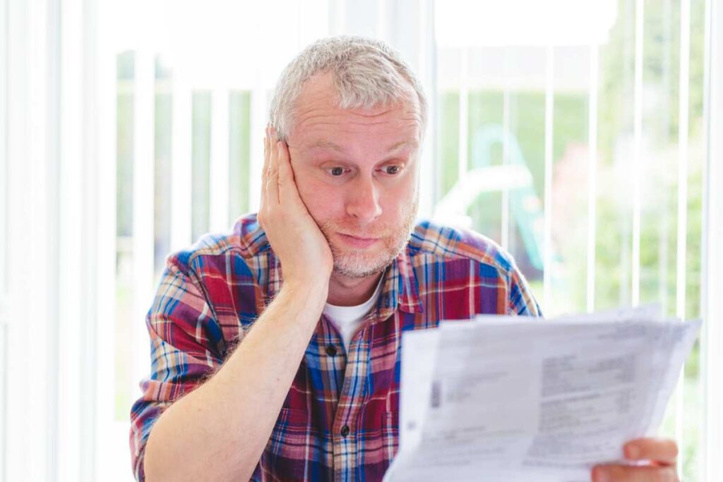 Uomo legge documento