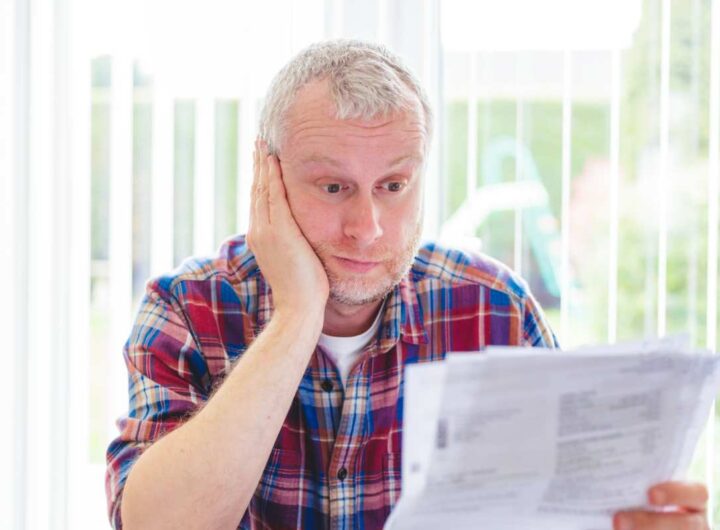 Uomo legge documento