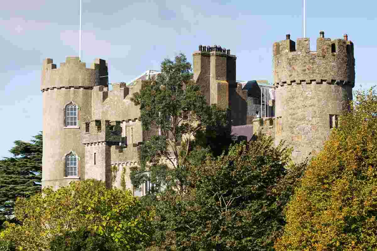 castello sospeso sembra uscito dal trono di spade è bellissimo