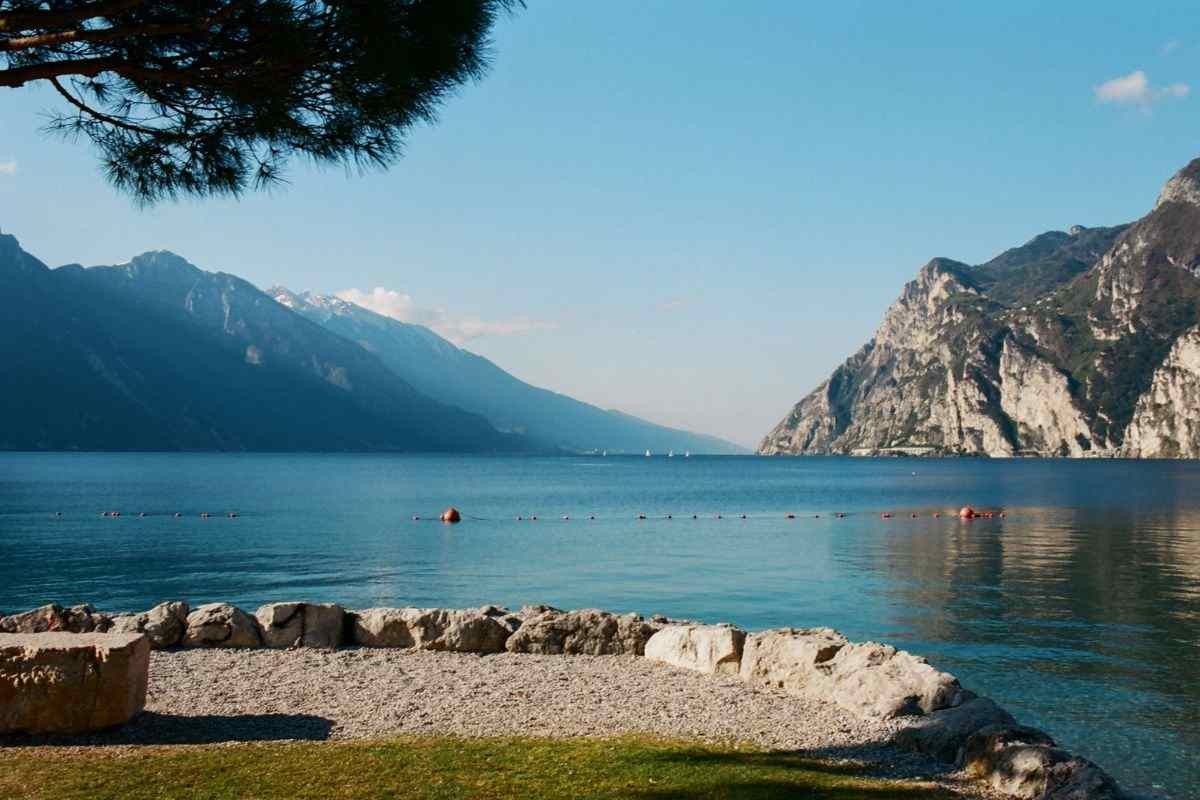Altro che il lago di Garda: ecco l'alternativa che ti farà risparmiare.
