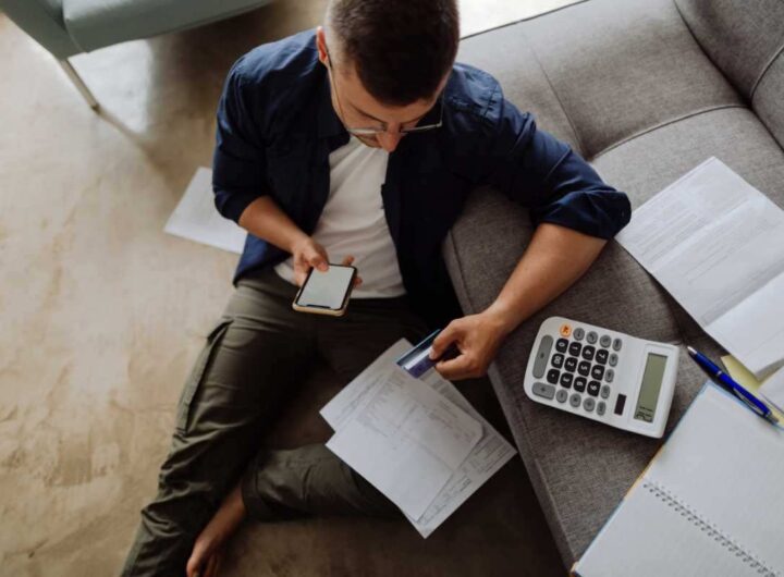 Uomo legge bollette