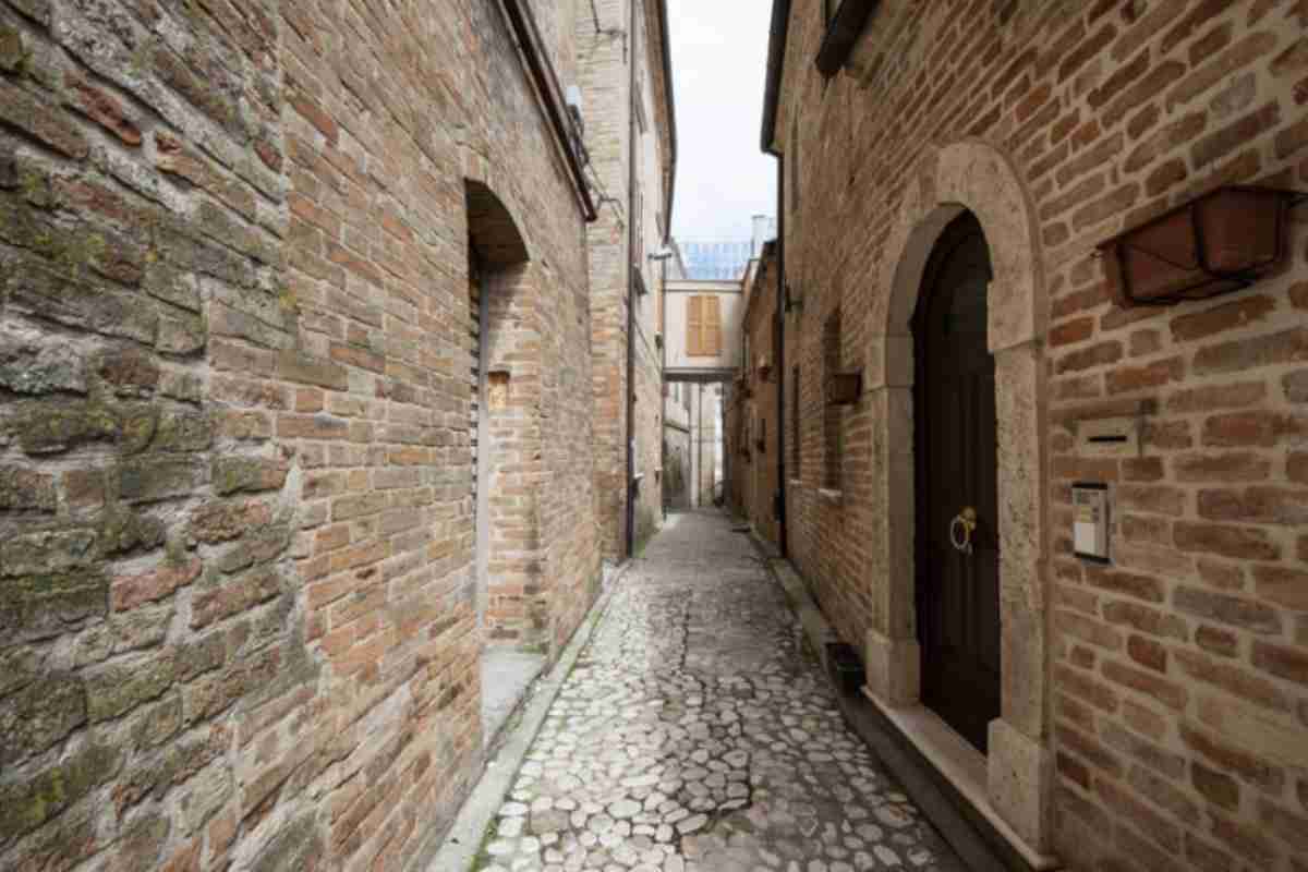 Il soprannome di Belvedere del Piceno è ben meritato: dal borgo si possono ammirare scorci mozzafiato.