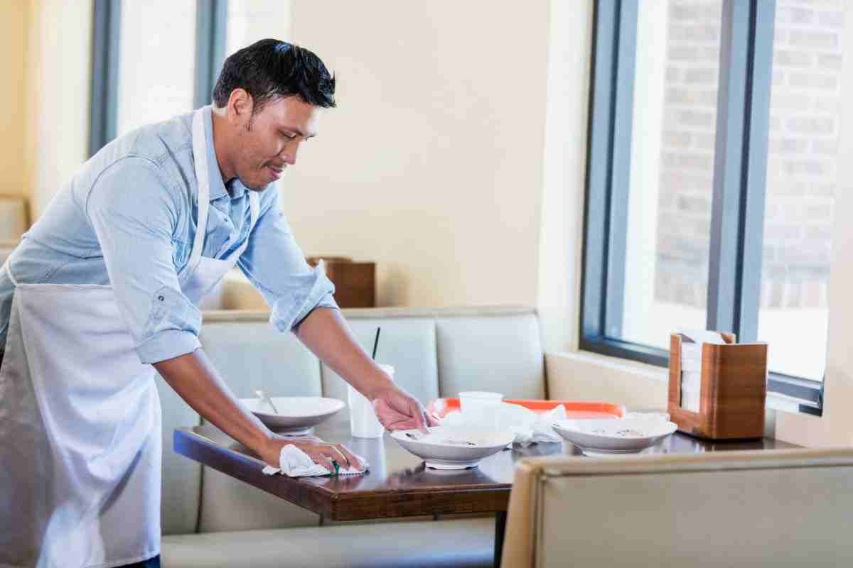 psicologia: se aiuti a sparecchiare al ristorante vuol dire molto su di te