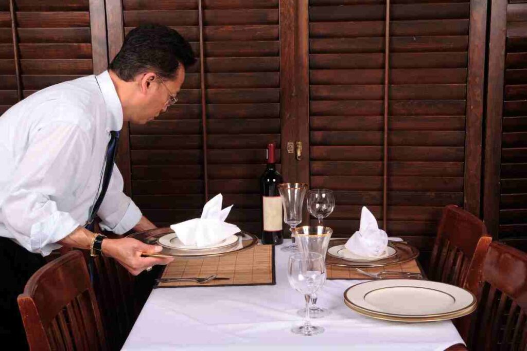 psicologia: se aiuti a sparecchiare al ristorante vuol dire molto su di te