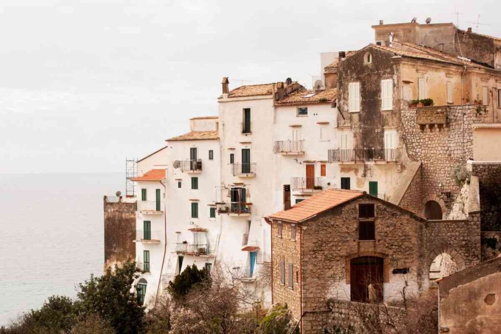 Il borgo del Lazio che sembra un'isola greca
