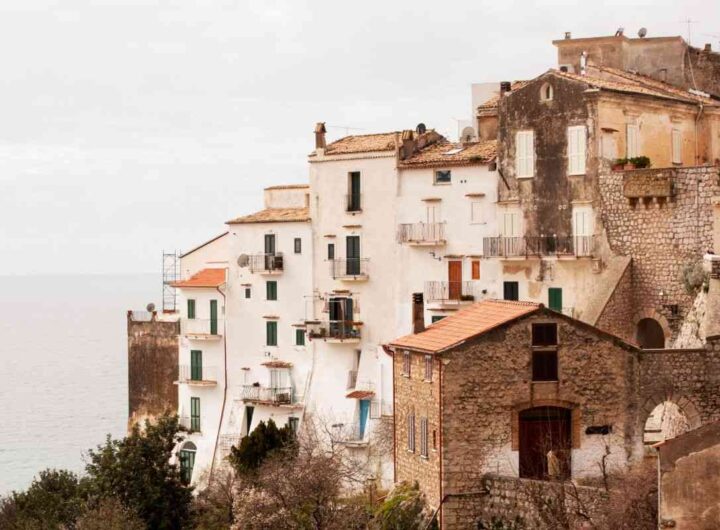 Il borgo del Lazio che sembra un'isola greca