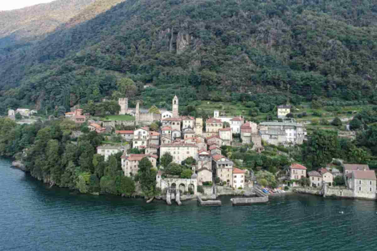 Oggi Corenno Plinio è frazione di Dervio, comune di circa 2.500 abitanti situato anch’esso sulla sponda orientale del Lago di Como.
