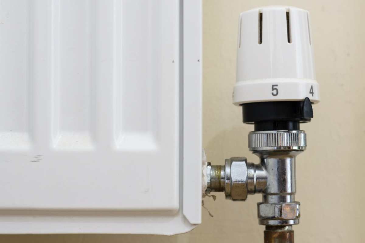 Spesso si confonde il detentore con la valvola termostatica, ma le due componenti hanno funzioni distinte.