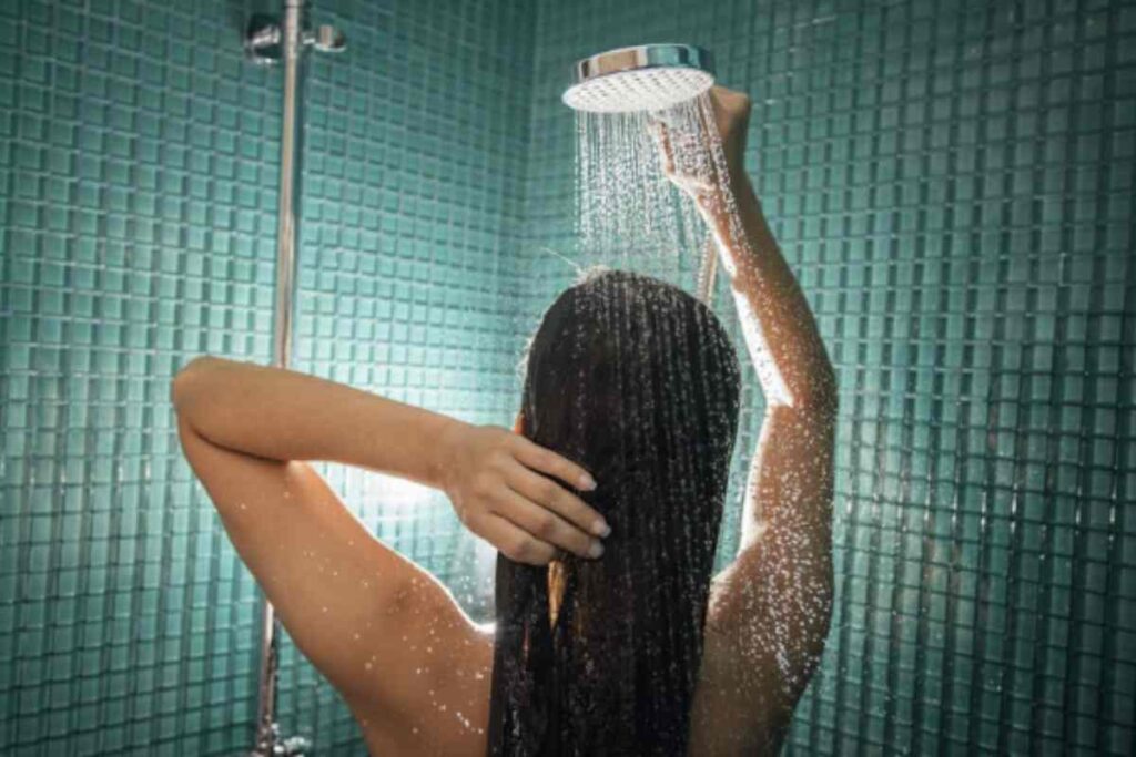 Come pulire l'ombelico sotto la doccia