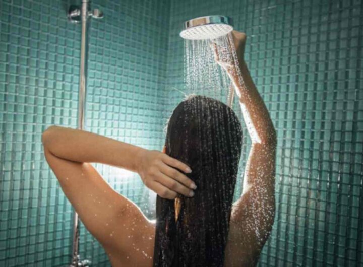 Come pulire l'ombelico sotto la doccia