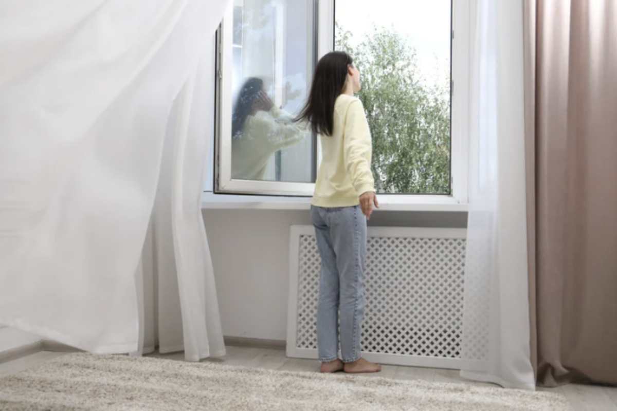 Non arieggiare adeguatamente è una trappola silenziosa. L’aria interna a causa di detersivi, deodoranti per ambienti, emissioni chimiche