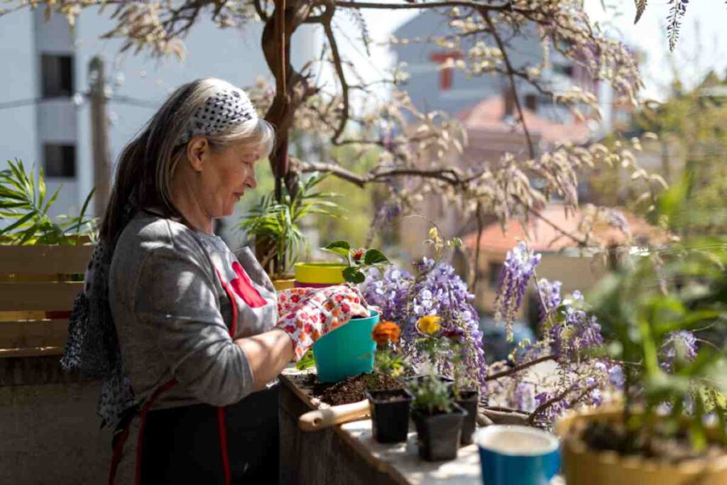 Donna piante balcone