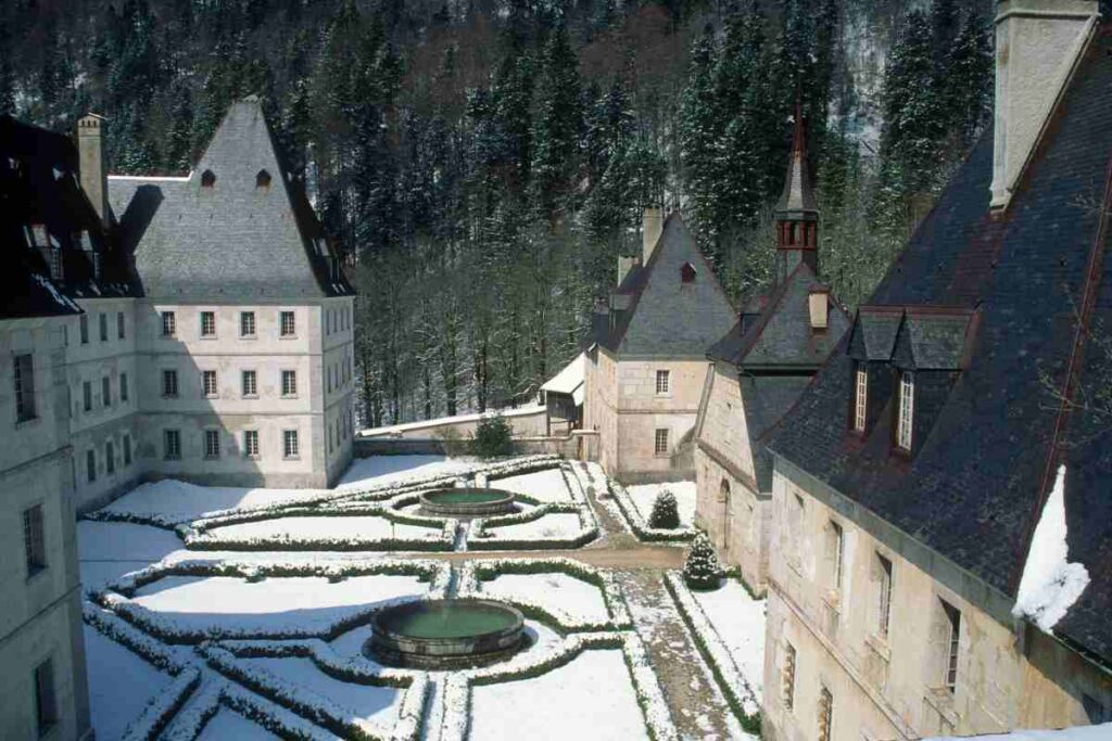 Misteri, leggende ed elisir di lunga vita: il castello segreto da vedere almeno una volta: un monastero da visitare almeno una volta