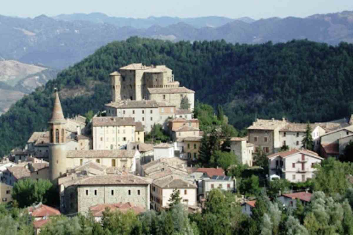 Gli appassionati di attività all’aria aperta possono godere di numerosi sentieri naturalistici che si snodano attorno al borgo, perfetti per trekking