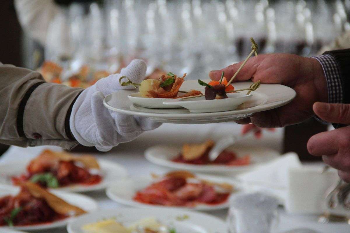 cosa dice di te l'aiutare il cameriere a sparecchiare