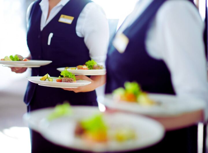 La psicologia definisce chi aiuta i camerieri a sparecchiare