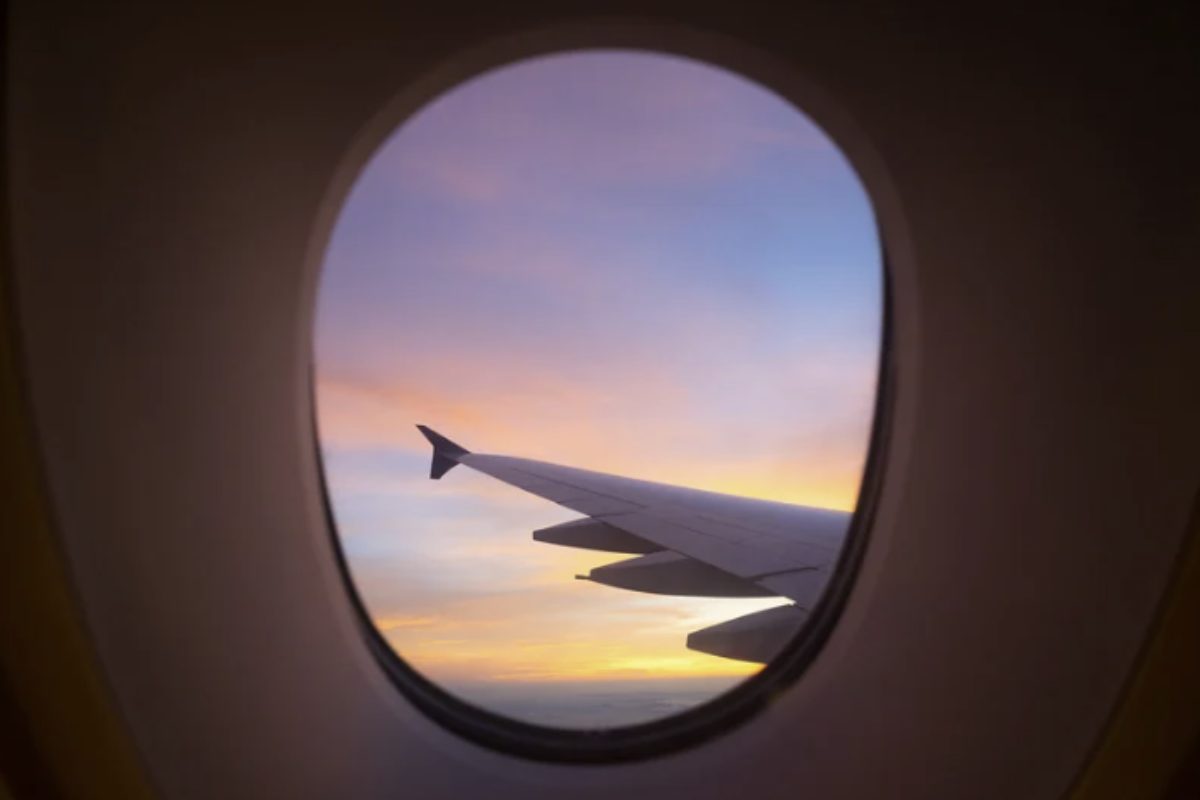 Si potrebbe pensare che volare a quote più basse, dove la pressione atmosferica è più simile a quella al livello del mare