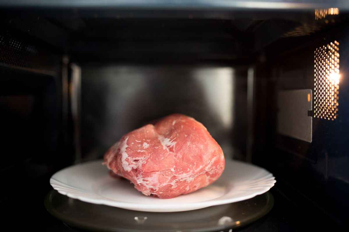 scongela la carne col trucco delle due pentole