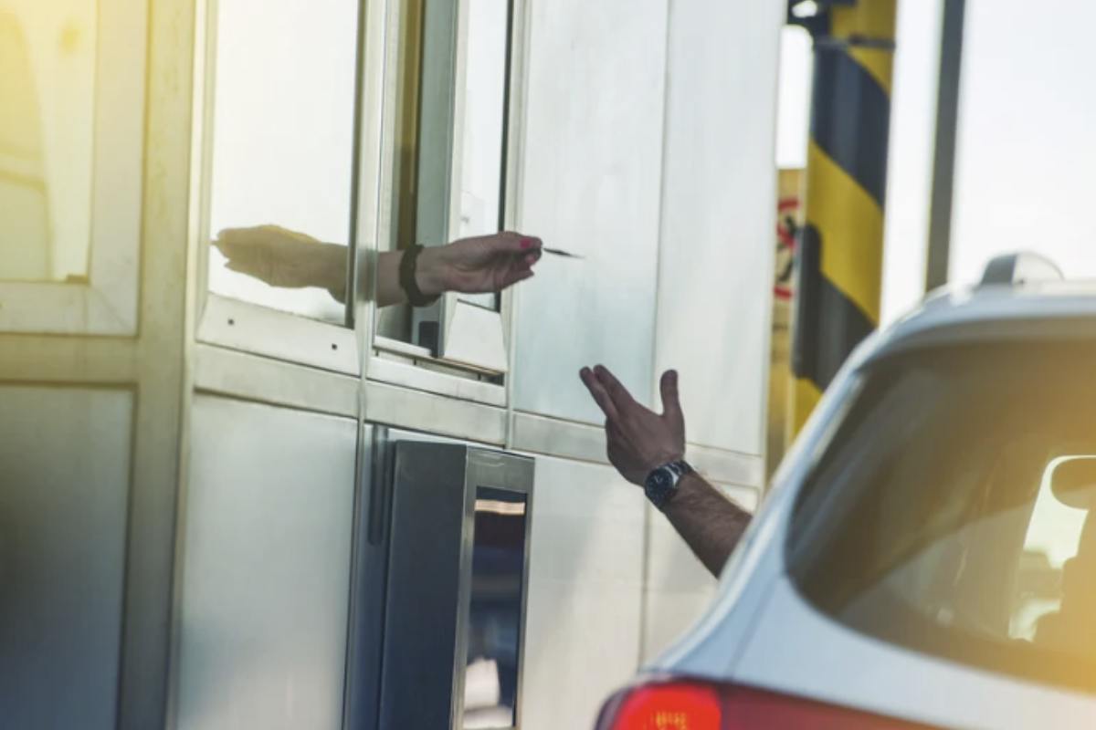 Nonostante l’assenza di esenzione diretta dal pedaggio, vi sono comunque alcuni strumenti che possono ridurre i costi per chi utilizza frequentemente le autostrade.