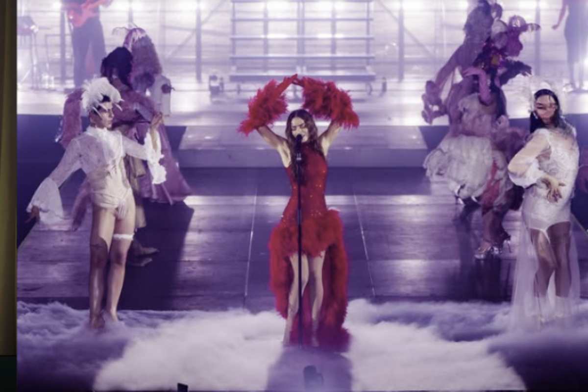 Il momento di vulnerabilità vissuto dalla cantante sul palco di Eboli ha messo in evidenza non solo la sua professionalità, ma anche la sua umanità.