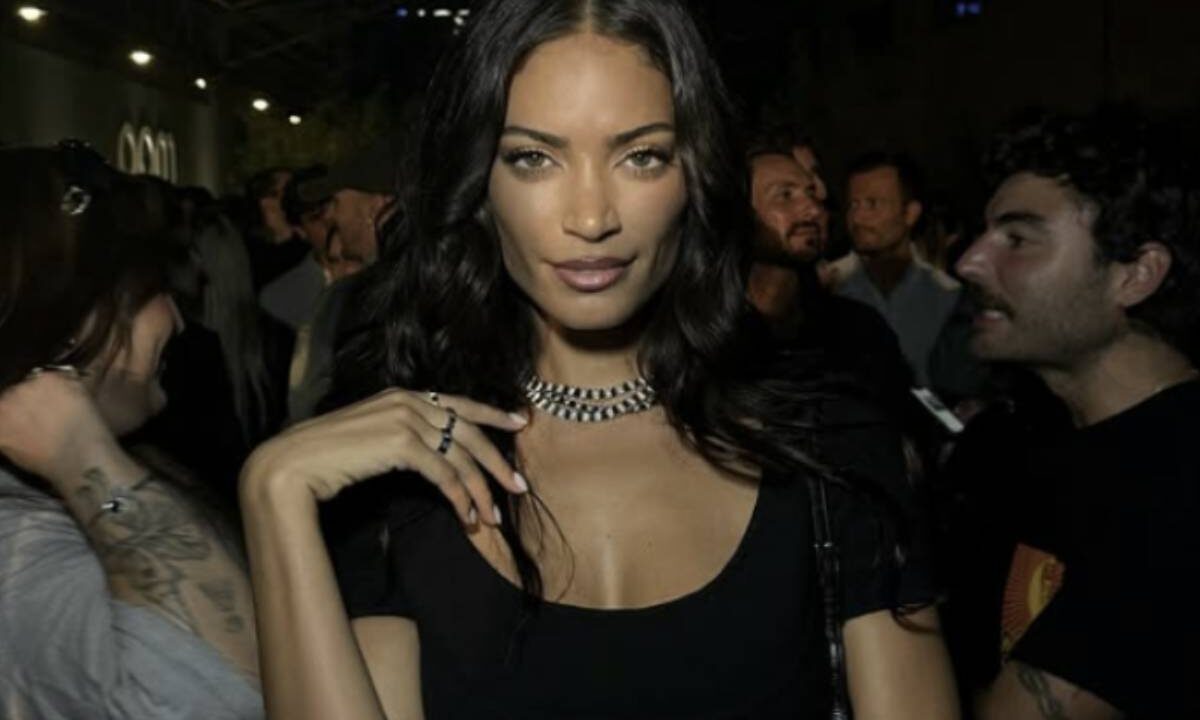 La cantante romana, attualmente impegnata nell’Elodie Show 2025, ha interrotto l’esibizione a causa di un abbassamento di voce,