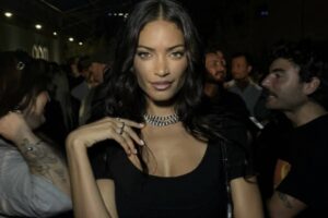 La cantante romana, attualmente impegnata nell’Elodie Show 2025, ha interrotto l’esibizione a causa di un abbassamento di voce,