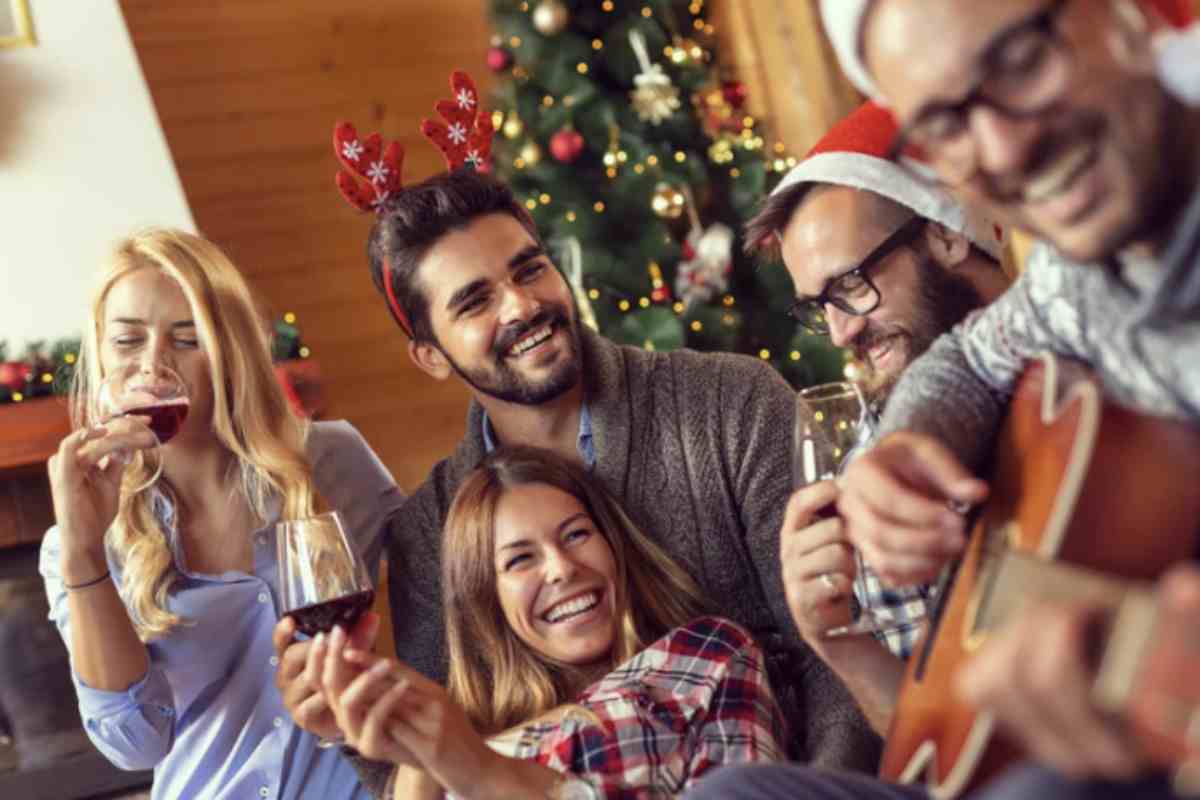 Non tutte le canzoni natalizie nascono per essere tali. Ad esempio, "Stay Another Day" degli East 17 è tecnicamente una ballata non natalizia