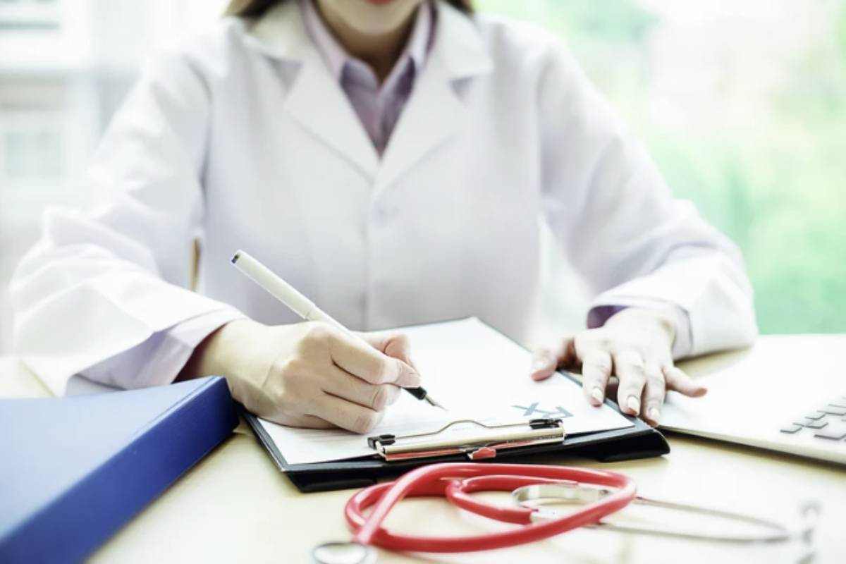 Tra le principali novità figura l’introduzione di tre nuove patologie croniche con esenzione totale dal ticket sanitario: la sindrome fibromialgica,