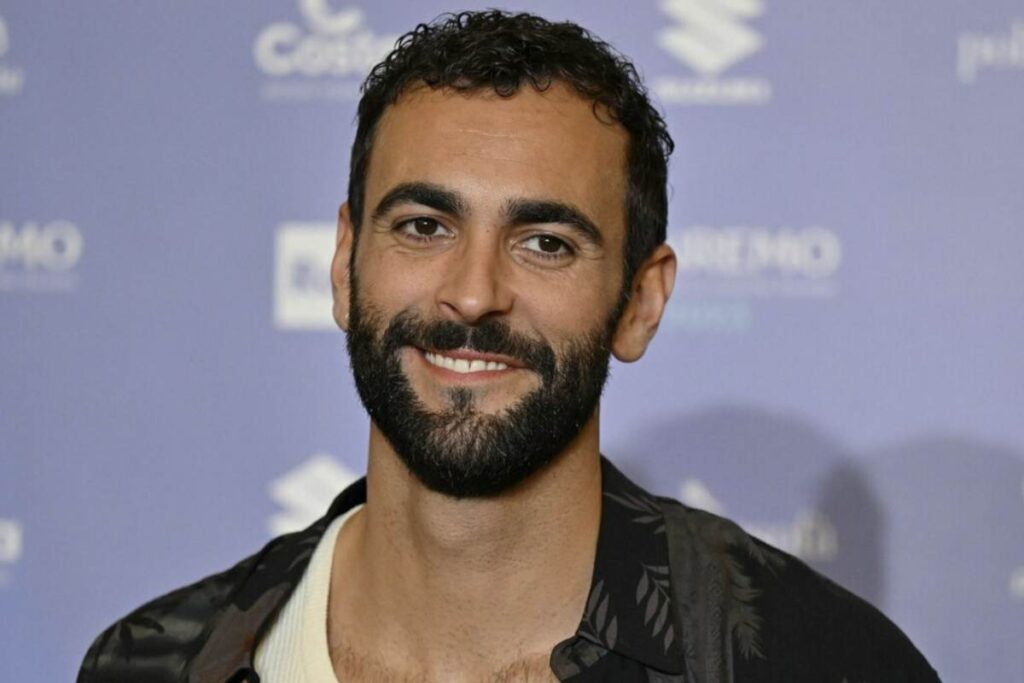 Il cantante, ormai un punto di riferimento del panorama pop italiano, ha pubblicato Coming Home, il suo primo brano natalizio completamente in inglese