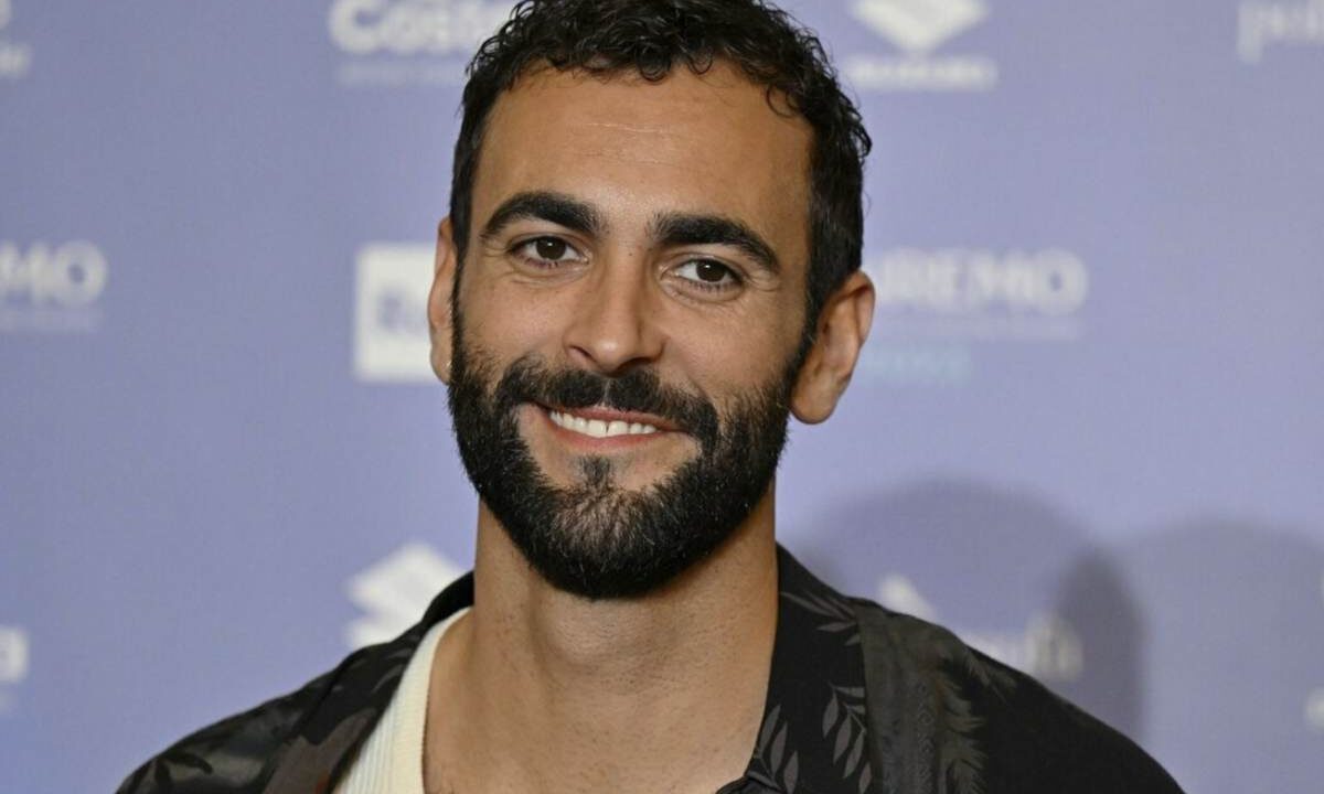 Il cantante, ormai un punto di riferimento del panorama pop italiano, ha pubblicato Coming Home, il suo primo brano natalizio completamente in inglese