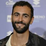 Il cantante, ormai un punto di riferimento del panorama pop italiano, ha pubblicato Coming Home, il suo primo brano natalizio completamente in inglese