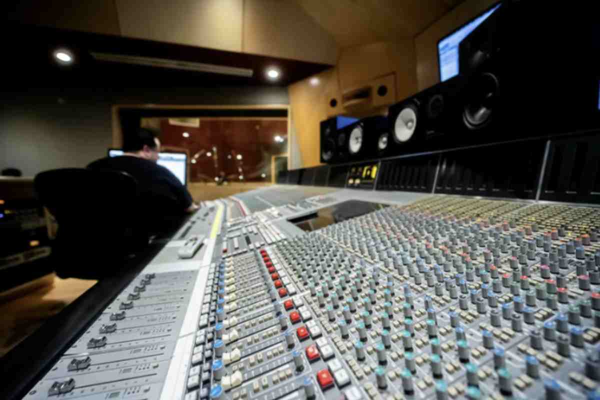 Con il mutare delle sensibilità sociali, alcuni testi e film degli anni passati sono oggi oggetto di dibattito per il loro contenuto considerato sessista