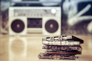 Le cassette, un tempo considerate solo supporti obsoleti, oggi raggiungono quotazioni che possono superare i 10.000 euro,