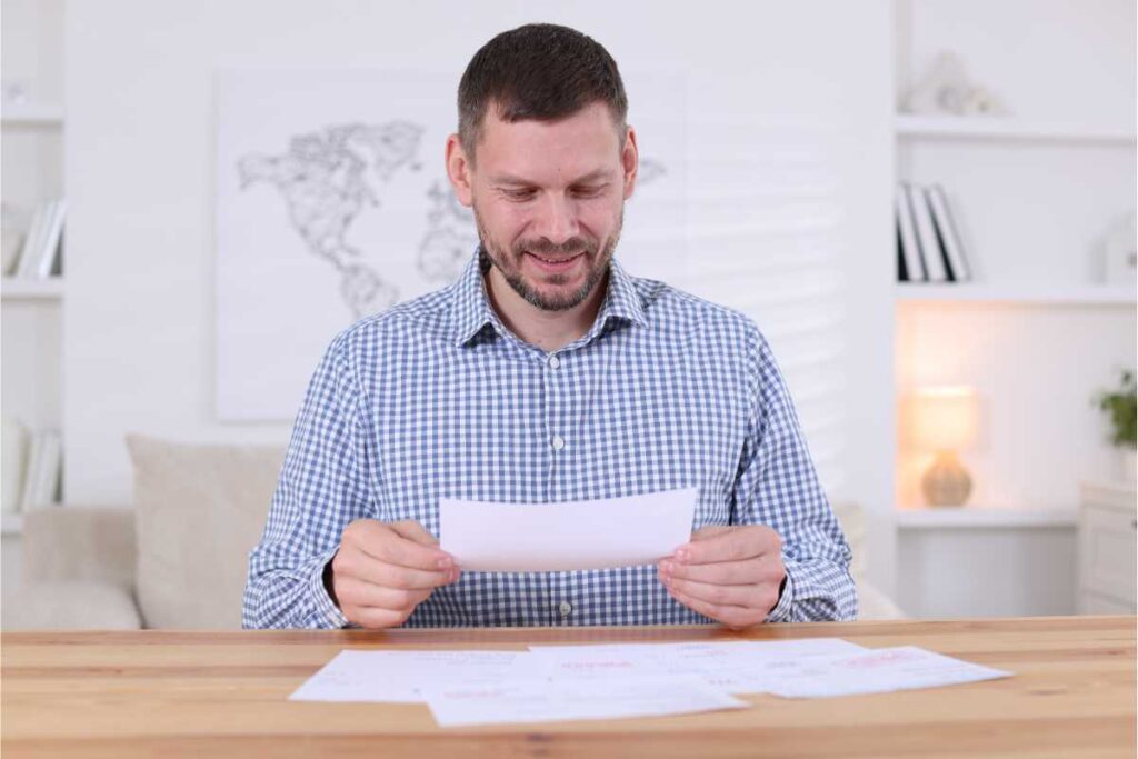 Uomo legge documento