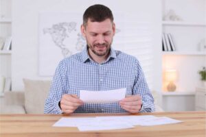 Uomo legge documento