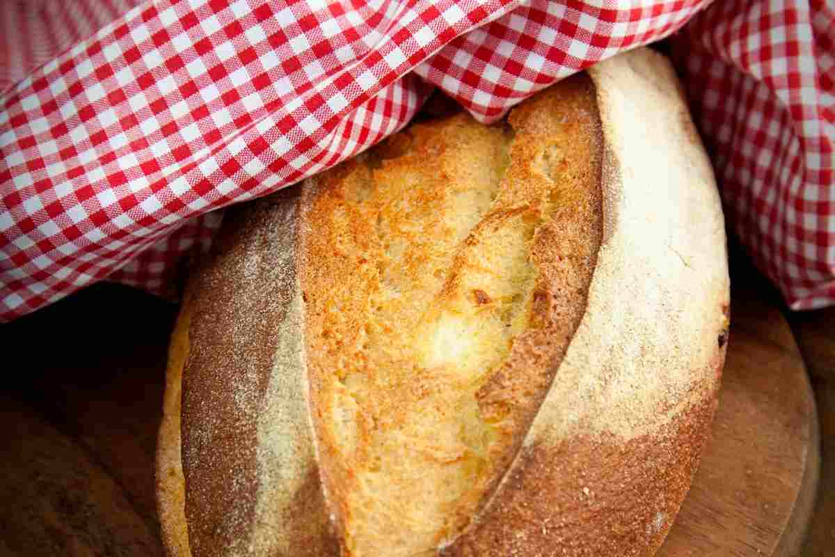 Il trucco della mela per il pane fresco