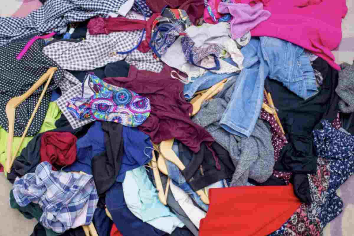 Vestiti usati: truffa dei cassonetti