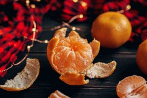 Bucce d'arancia, così le fai diventare delle decorazioni natalizie, i dettagli