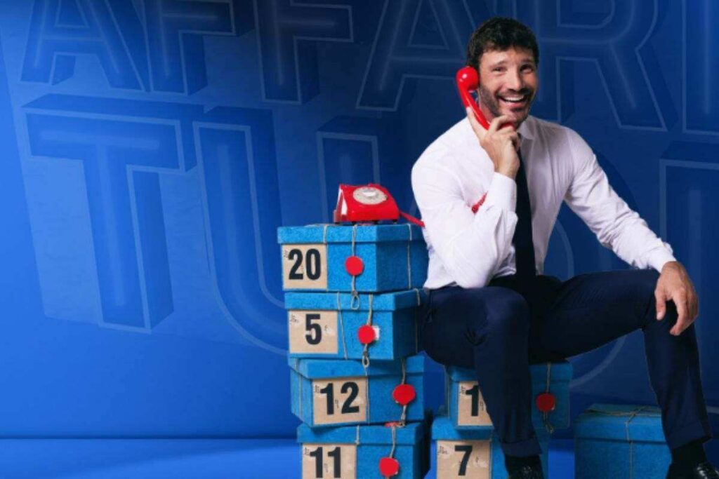 De Martino in posa nello studio di Affari Tuoi
