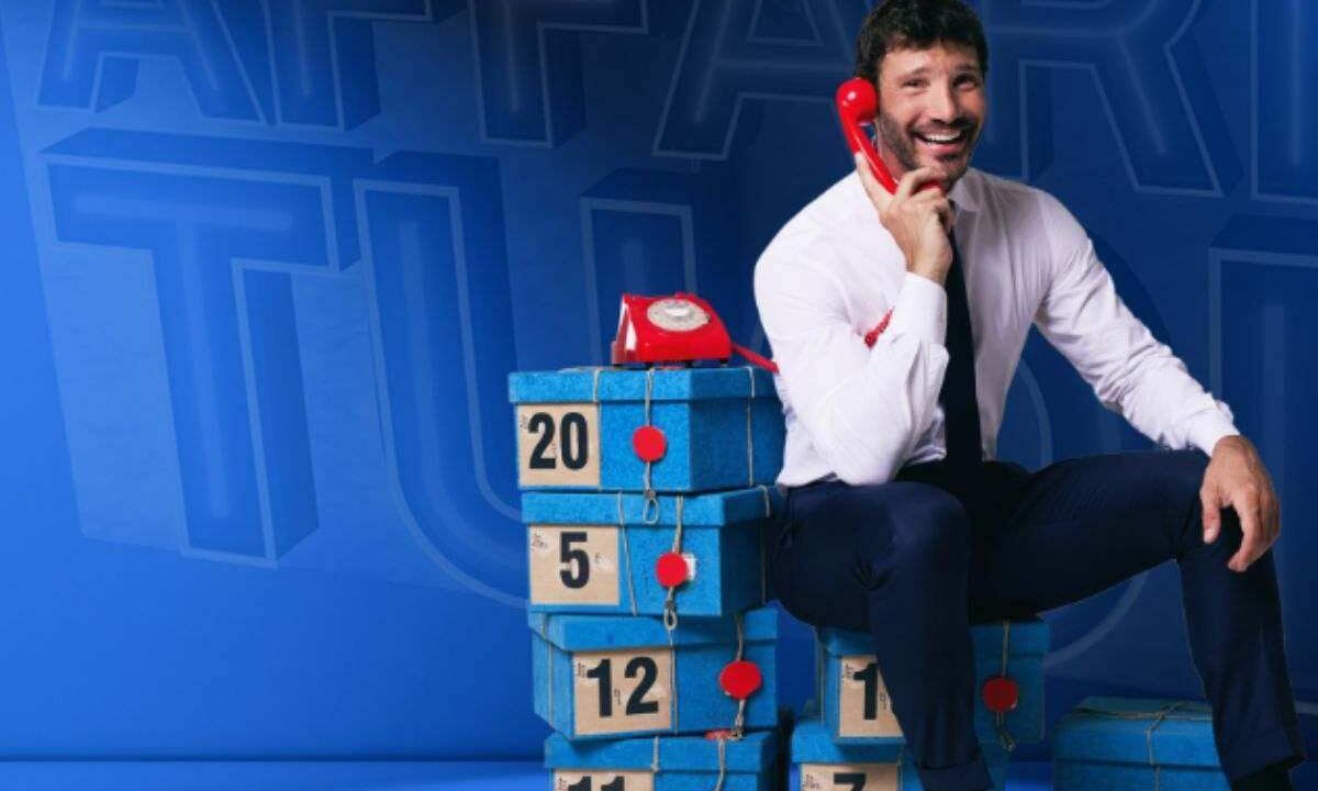 De Martino in posa nello studio di Affari Tuoi