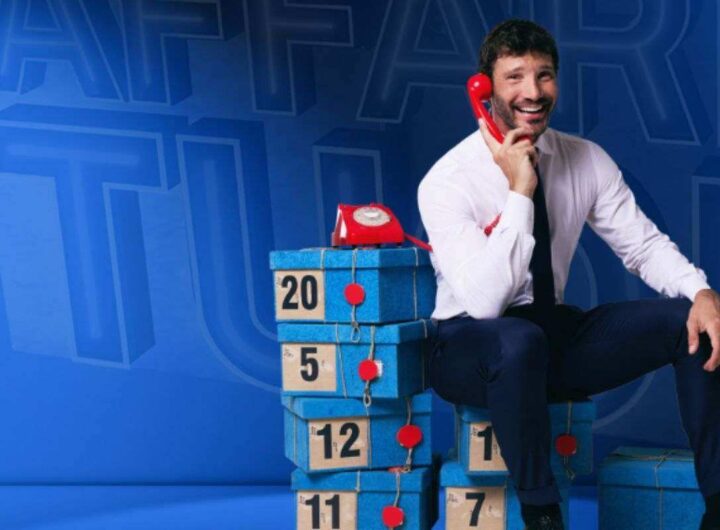 De Martino in posa nello studio di Affari Tuoi