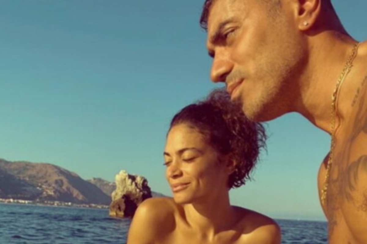 marracash e elodie insieme in una fotto al mare