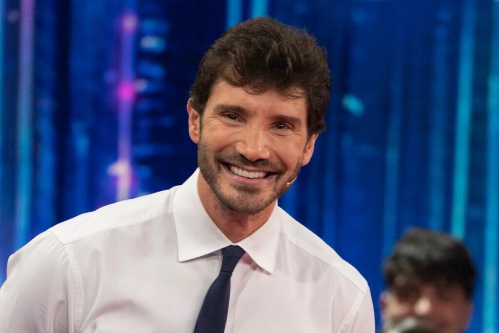 Stefano De Martino durante una puntata di Affari Tuoi su Rai1