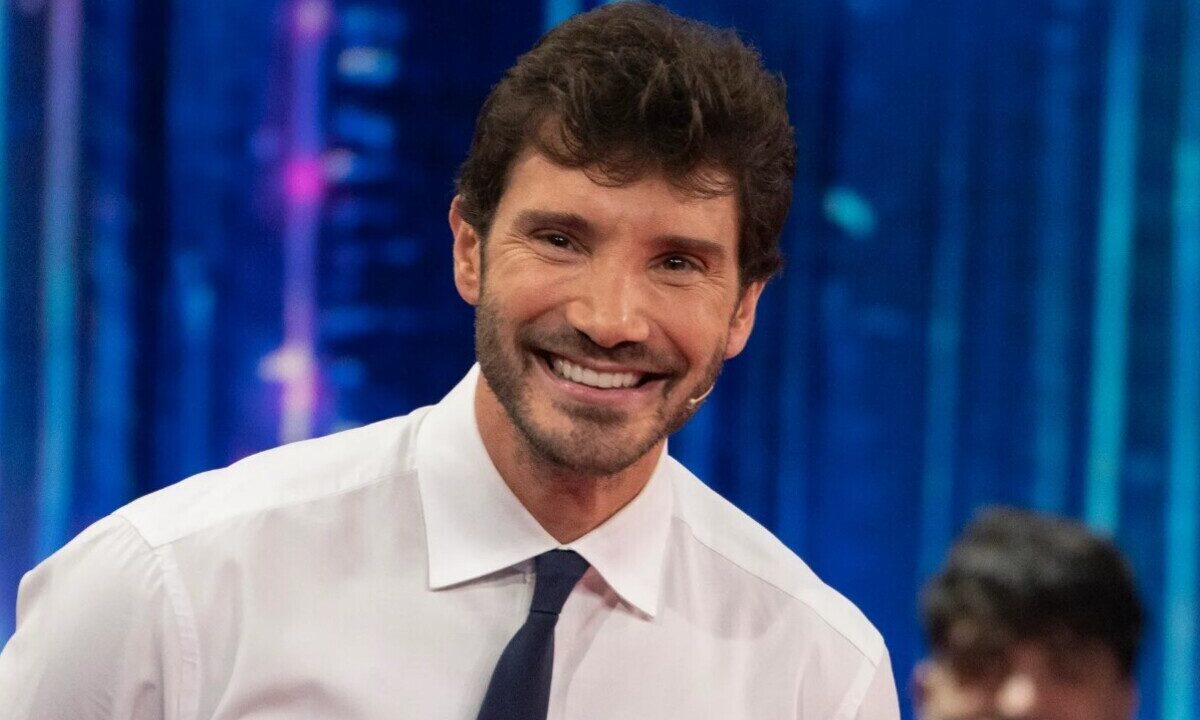 Stefano De Martino durante una puntata di Affari Tuoi su Rai1