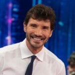 Stefano De Martino durante una puntata di Affari Tuoi su Rai1